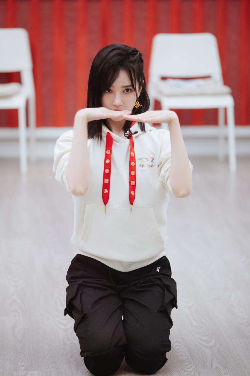 《乘风破浪的姐姐》陈小纭惊喜不断 代言合作时尚大片持续输出