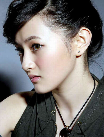 摩羯座爱好:特长:钢琴,花剑邱晔个人简介邱晔