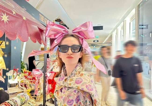 近日,刘亦菲在社交平台上分享了一组泰国旅行照,照片中刘亦菲戴蝴蝶结