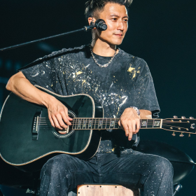 谢霆锋广州演唱会落下