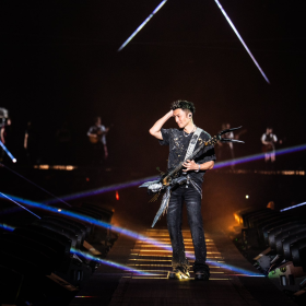 谢霆锋广州演唱会落下