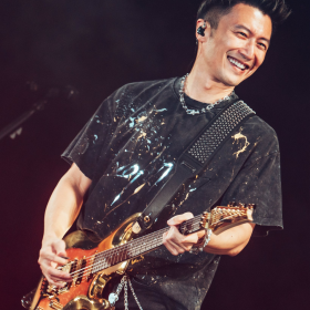 谢霆锋广州演唱会落下