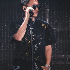 谢霆锋广州演唱会落下