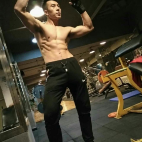 李现肌肉照片 散发荷尔蒙的魅力