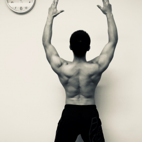 李现肌肉照片 散发荷尔蒙的魅力