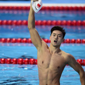 游泳小鲜肉宁泽涛图片