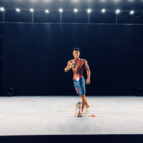 李现肌肉照片 散发荷尔蒙的魅力