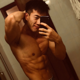 李现肌肉照片 散发荷尔蒙的魅力