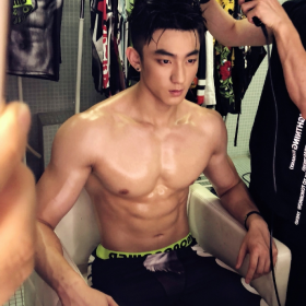 健身帅哥图片 三分于小彤七分黄子韬