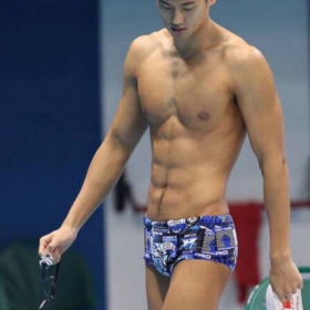 游泳小鲜肉宁泽涛图片