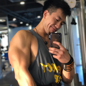 李现肌肉照片 散发荷尔蒙的魅力