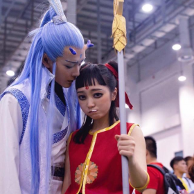 两位扮演哪吒和敖丙的COSER，成功吸引了当场的目光