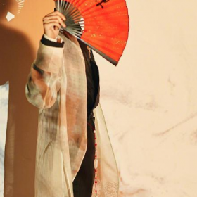 王源就像一个贵气的富家公子，五官很精致，头发卷卷的，真是很帅气又有一种贵气。