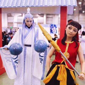两位扮演哪吒和敖丙的COSER，成功吸引了当场的目光