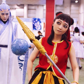 两位扮演哪吒和敖丙的COSER，成功吸引了当场的目光