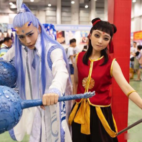 两位扮演哪吒和敖丙的COSER，成功吸引了当场的目光